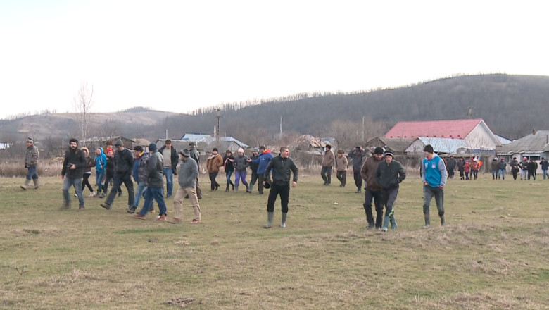Noi proteste in Pungesti. Oamenii au marsaluit pana la santierul deschis de compania Chevron Imagine