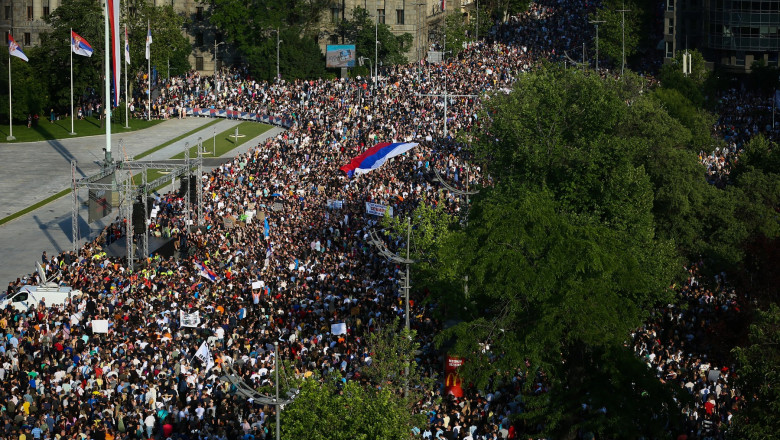 Noi proteste in Serbia, la o luna de la atacurile armate. Zeci de mii de oameni au iesit in strada pentru a cincea oara Imagine