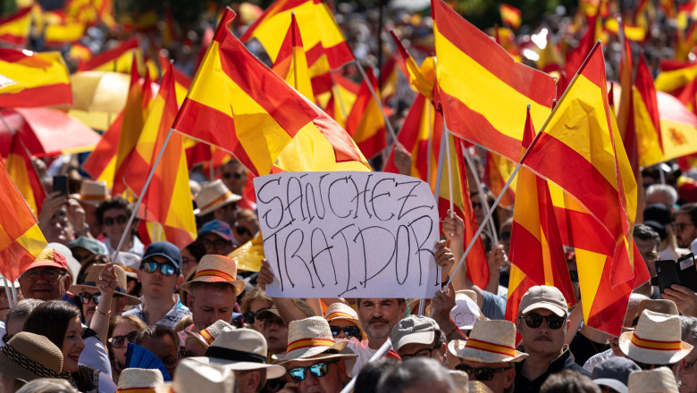 Noi proteste in Spania impotriva premierului Pedro Sanchez, acuzat de coruptie. Zeci de mii de oameni, in strada Imagine