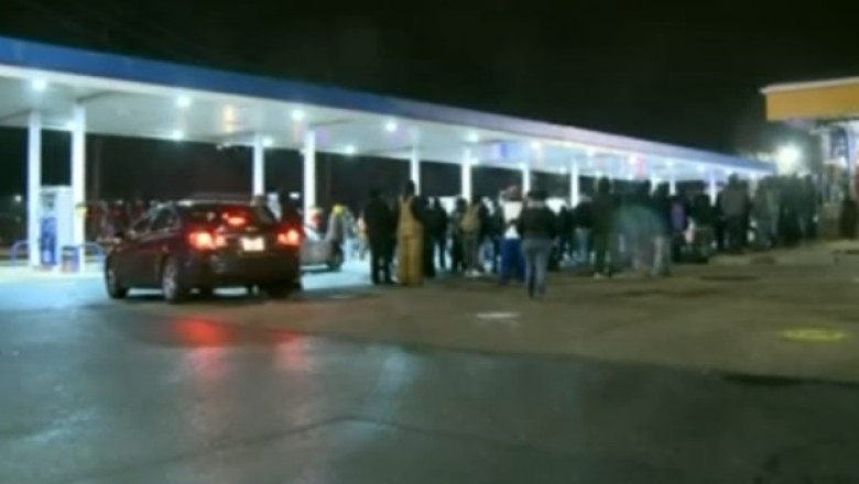 Noi proteste in SUA. Zeci de oameni au demonstrat aseara dupa ce un alt tanar de culoare a fost impuscat mortal de un politist alb Imagine