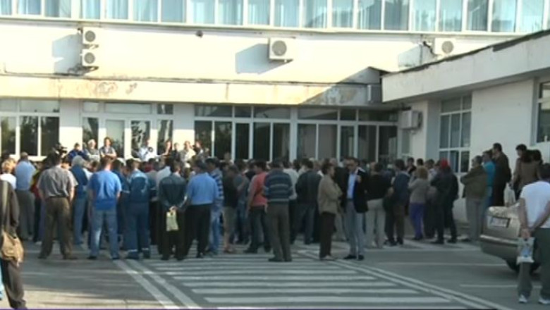 Noi proteste la Arpechim: 300 de angajati au venit si astazi in fata combinatului Imagine