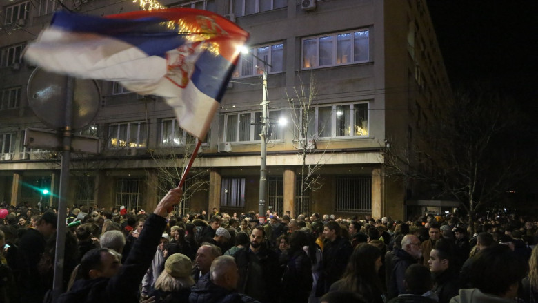 Noi proteste la Belgrad. Oamenii cer eliberarea manifestantilor arestati duminica, dupa confruntarile cu politia Imagine