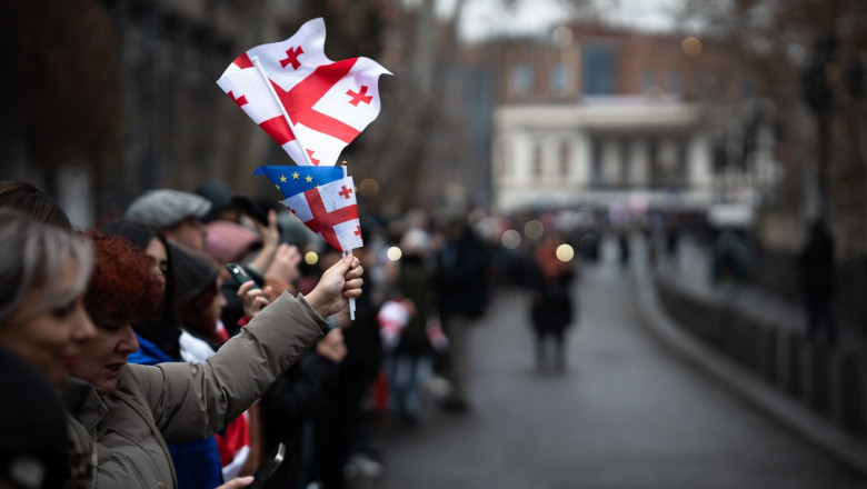 Noi proteste proeuropene in Georgia. Mii de oameni au iesit in strada la Tbilisi, inainte de investirea noului presedinte contestat Imagine
