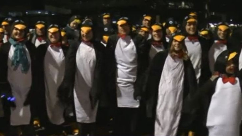 Noi recorduri mondiale. Cosul de baschet de la 33 de metri sau cel mai mare numar de oameni imbracati in pinguin Imagine