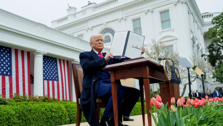 Noile tarife americane lovesc de astazi zeci de tari. Trump promite ca vor curge „miliarde” in SUA Imagine