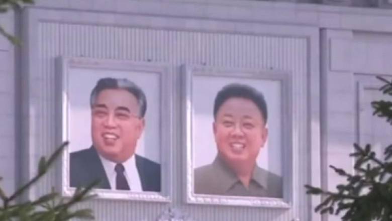 Nord-coreenii ingrijesc cu penseta peluza din fata Palatului Kumsusan Imagine