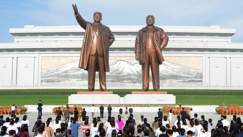 Nord-coreenii sunt obligati sa protejeze statuile si portretele dictatorilor Kim inainte de ei insisi in timpul furtunii masive Khanum Imagine