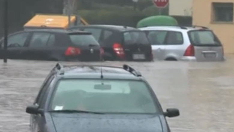 Nordul Italiei, devastat de inundatii. Peste o suta de persoane au fost evacuate si zeci de case inundate Imagine