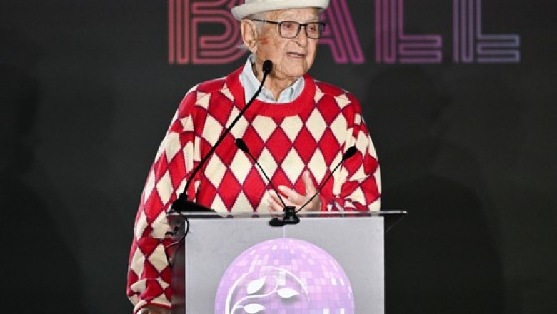 Norman Lear a murit. Celebrul scenarist si producator american avea 101 ani Imagine