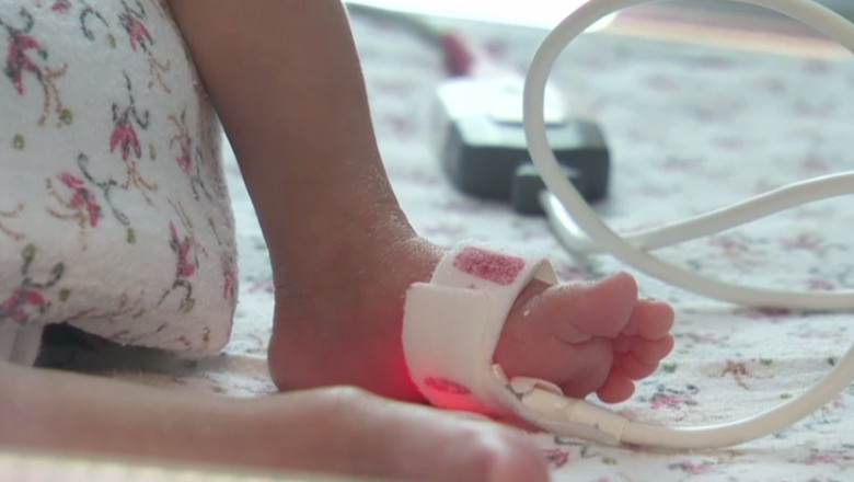 Nou-nascut aruncat in toaleta de tatal sau. Medic: Un copil norocos, a avut zile, avand in vedere frigul de afara si inaltimea mare Imagine