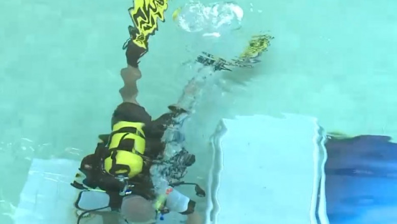 Nou record la statul sub apa. Sase sportivi din Gorj au jucat sah patru ore si jumatate pe fundul bazinului de inot Imagine