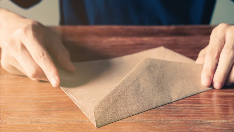 Nou scandal de agresiune sexuala. Directorul unui muzeu din Bucuresti este acuzat ca ar fi trimis o banana in plic unei angajate Imagine