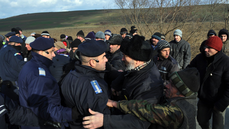 NOU SCANDAL LA PUNGESTI. Chevron reia operatiunile de explorare de gaze de sist. Confruntari intre localnici si jandarmi Imagine