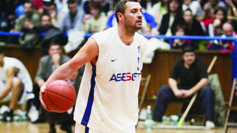 Noua ani de la moartea lui Toni Alexe. Jucatorii si sefii echipei de baschet a CSM Oradea au depus flori la mormantul lui Imagine