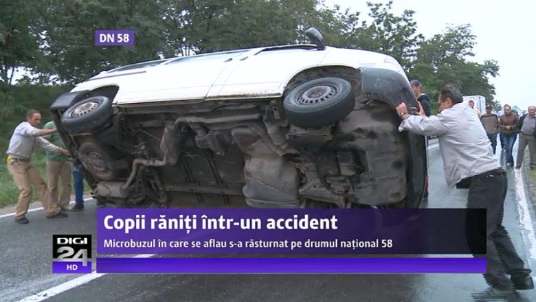 Noua copii, raniti intr-un accident. Microbuzul in care se aflau s-a rasturnat pe DN 58 Imagine