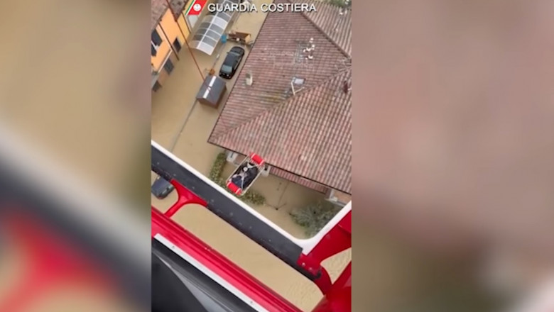 Noua morti si mii de evacuati in Italia devastata de 36 de ore de un ciclon. Imagini dramatice cu oameni salvati de pe acoperisuri Imagine
