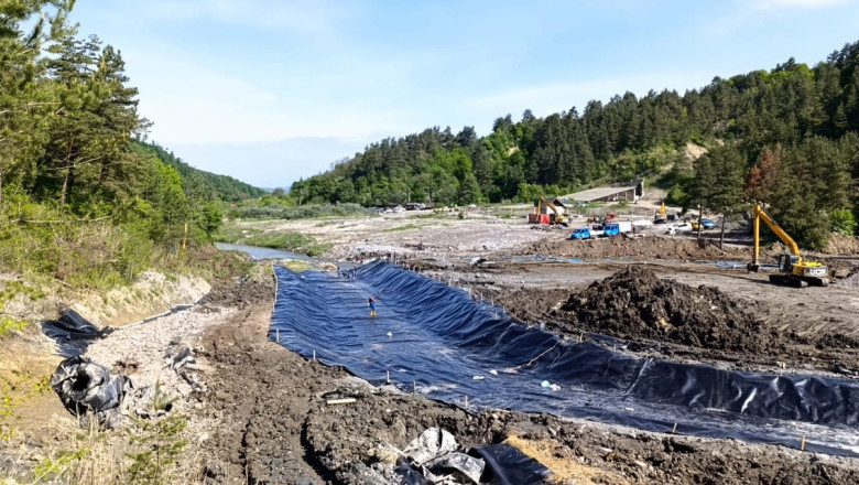 Noua motopompe actioneaza in zona Praid, pentru ca apa sa nu ajunga la santierul de deviere a paraului Corund Imagine
