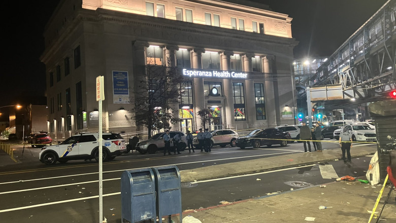 Noua oameni au fost impuscati in fata unui bar, in Philadelphia. Mai multi atacatori au tras 40 de gloante in multime Imagine