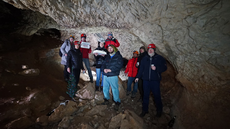 Noua speologi au sarbatorit Revelionul intr-o pestera din Alba Imagine