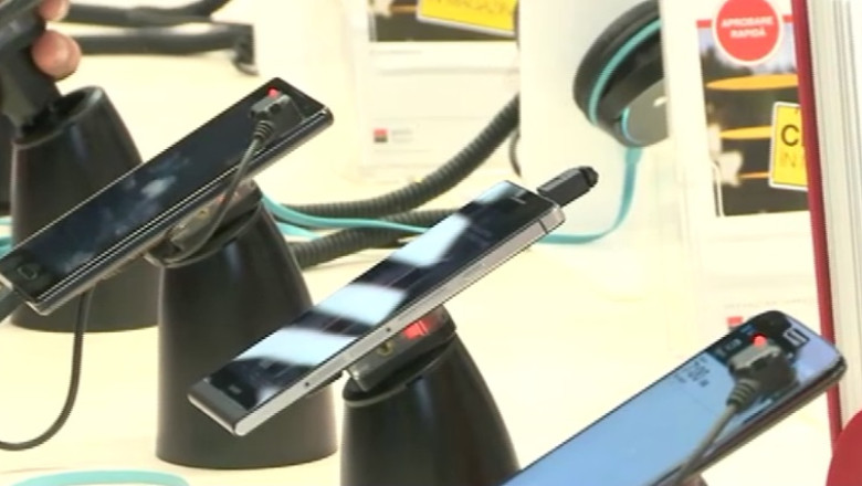 Noul iPhone costa de doua ori mai mult la noi decat peste Ocean. Si totusi, romanii se bat pentru el Imagine