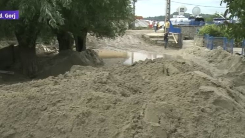 NOVACI. Scandal pentru nisipul adus de viitura. Localnicii vor sa-l foloseasca la repararea caselor, iar primaria, la diguri Imagine