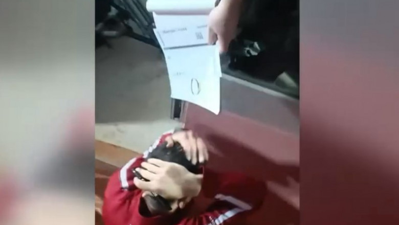 Novak Djokovic a fost lovit in cap cu o sticla in timp ce dadea autografe. Sportivul s-a prabusit la pamant Imagine