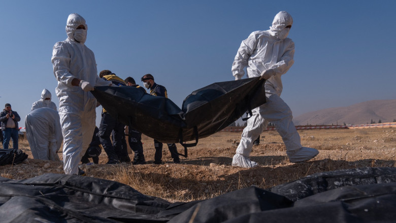 „Nu am mai vazut asa ceva de la nazisti incoace”. Gropi comune cu victimele regimului Assad, langa care se joaca copiii sirieni Imagine