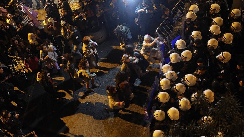„Nu ne este frica, nu ingenunchem”. Politia turca a folosit spray cu piper impotriva femeilor care protestau in Istanbul de Ziua Femeii Imagine