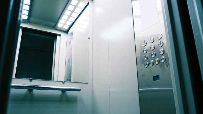 „Nu stiam daca este zi sau noapte”. Un barbat a fost blocat intr-un lift pentru aproape doua zile Imagine