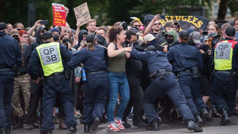 Numarul arestarilor in urma protestelor violente anti-imigratie din Marea Britanie se apropie de o mie Imagine