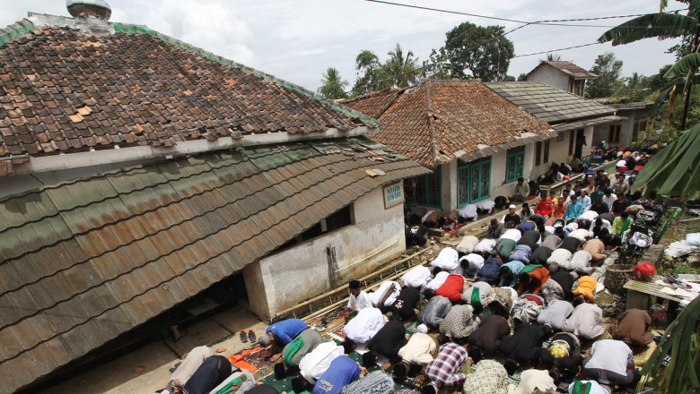 Numarul mortilor dupa cutremurul din Indonezia a crescut la 310. Oamenii se roaga pe strazi, langa moscheile distruse Imagine