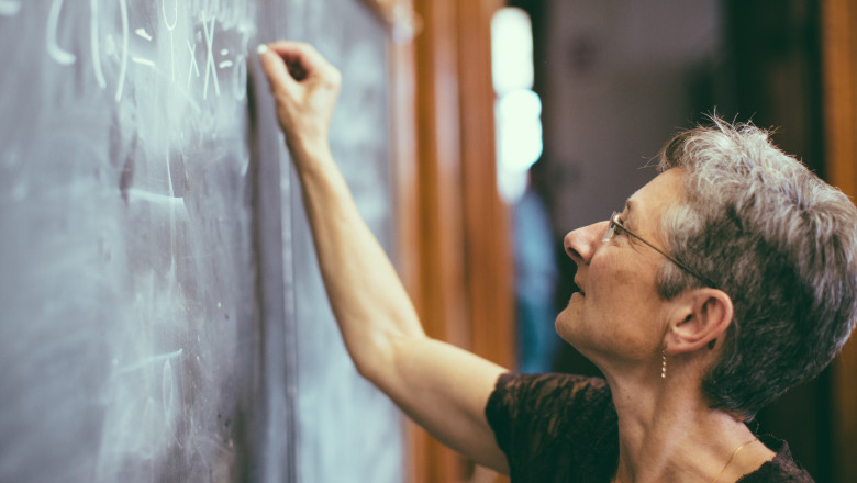 Numarul profesorilor pensionari la catedra, in crestere in ultimii ani. „Te simti util si asta te face sa fii mai tanar” Imagine