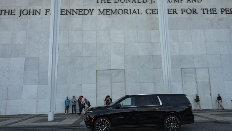 Numele lui Trump trebuie sters de pe Kennedy Center, a decis un judecator. Reactia colerica a presedintelui american Imagine