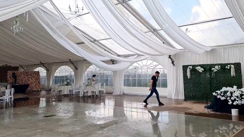 Nunta la cort incheiata de ploaie si grindina in Timis. Ringul de dans s-a umplut de apa, dupa ce acoperisul s-a rupt Imagine