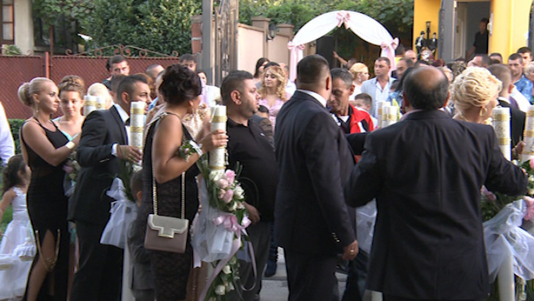 Nunta zgomotoasa langa sediul Politiei Imagine