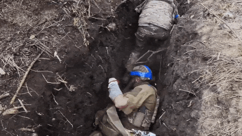 O alta perspectiva: Imagini terifiante cu militari ucraineni surprinsi in transee de un atac al tancurilor ruse la Avdiivka Imagine