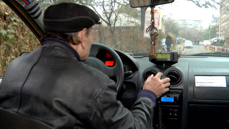 O altfel de sanctiune: Un taximetrist a fost pus de politisti sa transmita mesaje de buna conduita Imagine