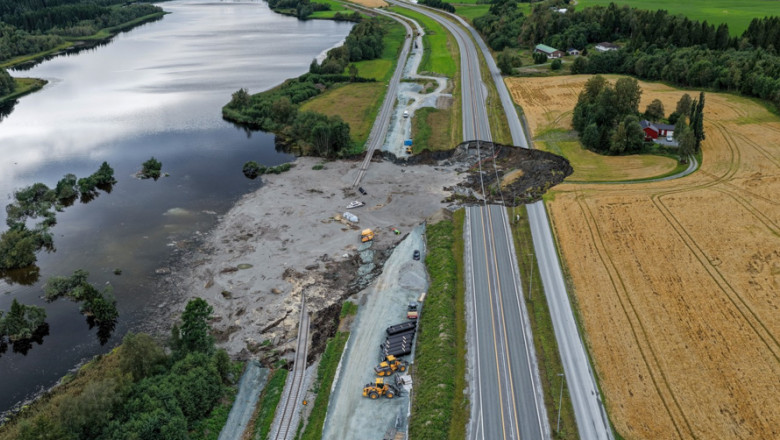 O alunecare de teren a distrus o portiune de autostrada si zeci de metri de cale ferata in Norvegia. Un om a murit Imagine