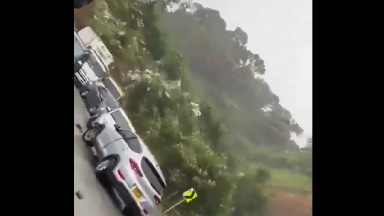 O alunecare de teren masiva a distrus o autostrada in Columbia. Masini cu tot cu pasageri, ingropate in pamant. Cel putin 37 de morti Imagine