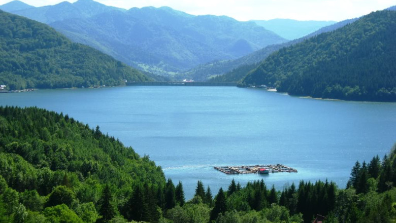 O ambarcatiune aflata in pericol pe Coasta de Azur era sa fie cautata de ISU Neamt pe lacul Izvorul Muntelui. Ce explicatii da ROMATSA Imagine