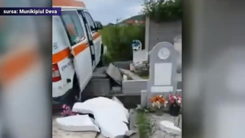 O ambulanta a distrus mai multe morminte dintr-un cimitir dupa o greseala a soferului Imagine