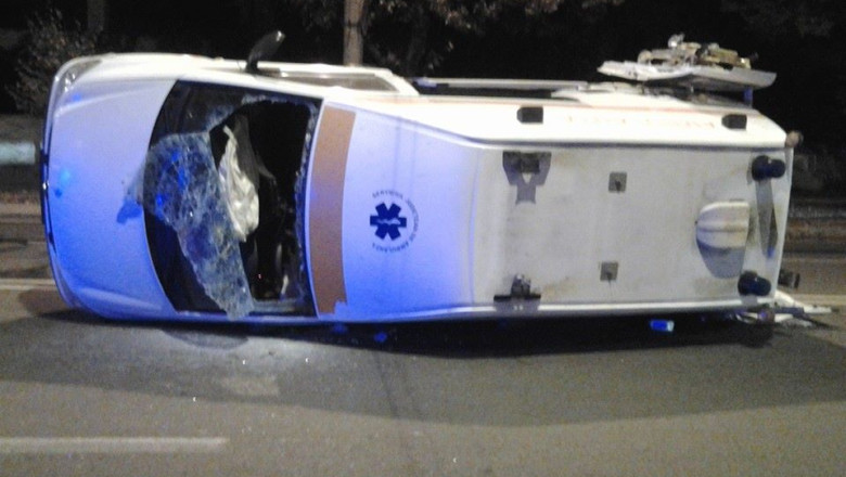 O ambulanta a fost implicata intr-un grav accident rutier Imagine