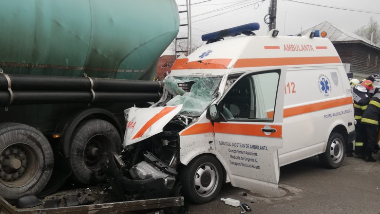 O ambulanta a fost lovita de un camion, in Targu Jiu. Echipajul medical a fost ranit grav Imagine