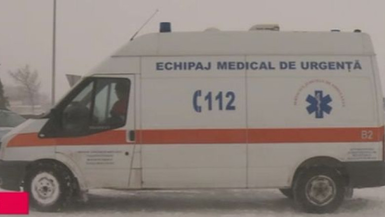 O ambulanta cu medici care se deplasau spre Craiova, pentru o prelevare de organe, a ramas inzapezita Imagine