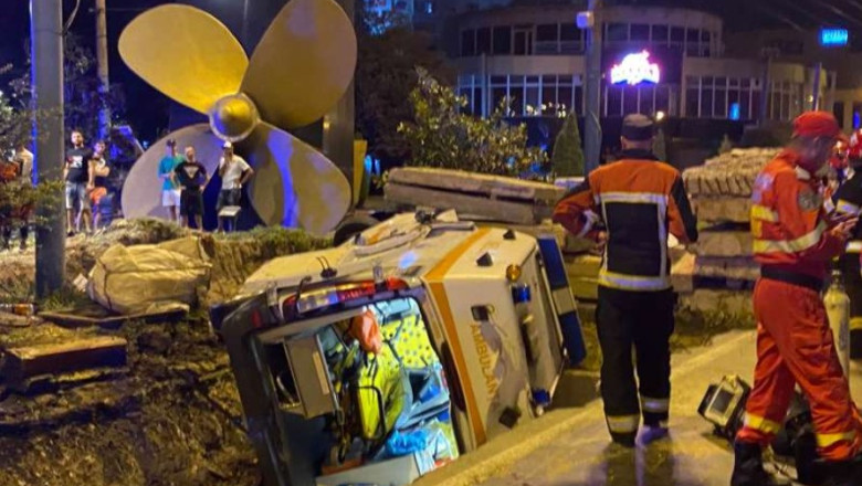 O ambulanta in misiune s-a rasturnat intr-un sant, dupa ce s-a izbit de un taxi. Printre victime se afla si un copil Imagine