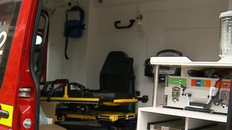 O ambulanta moderna sta nefolosita de mai bine de un an in parcarea ISU Bacau Imagine