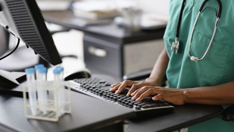 O asistenta medicala din Galati a furat timp de 4 ani bani, bunuri si tichete de vacanta de la colegi si pacienti Imagine