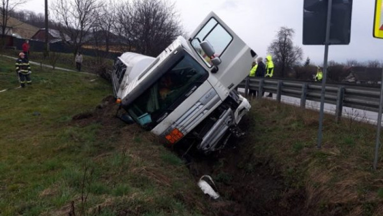 O autocisterna cu motorina s-a rasturnat pe E85. La scurt timp, autocisterna cu apa a pompierilor s-a rasturnat si ea Imagine