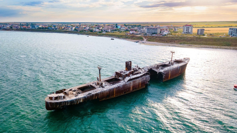 O barca cu cinci pasageri la bord, printre care si un copil, s-a rasturnat in Costinesti. Salvamarii au reusit sa-i scoata din apa Imagine