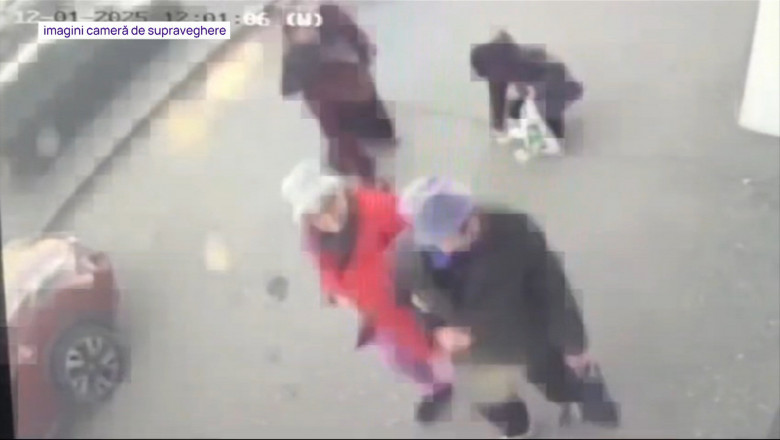 O batrana a fost talharita pe o strada din Craiova de doua femei, dupa ce a scapat bani pe jos. Momentul, surprins de camerele din zona Imagine